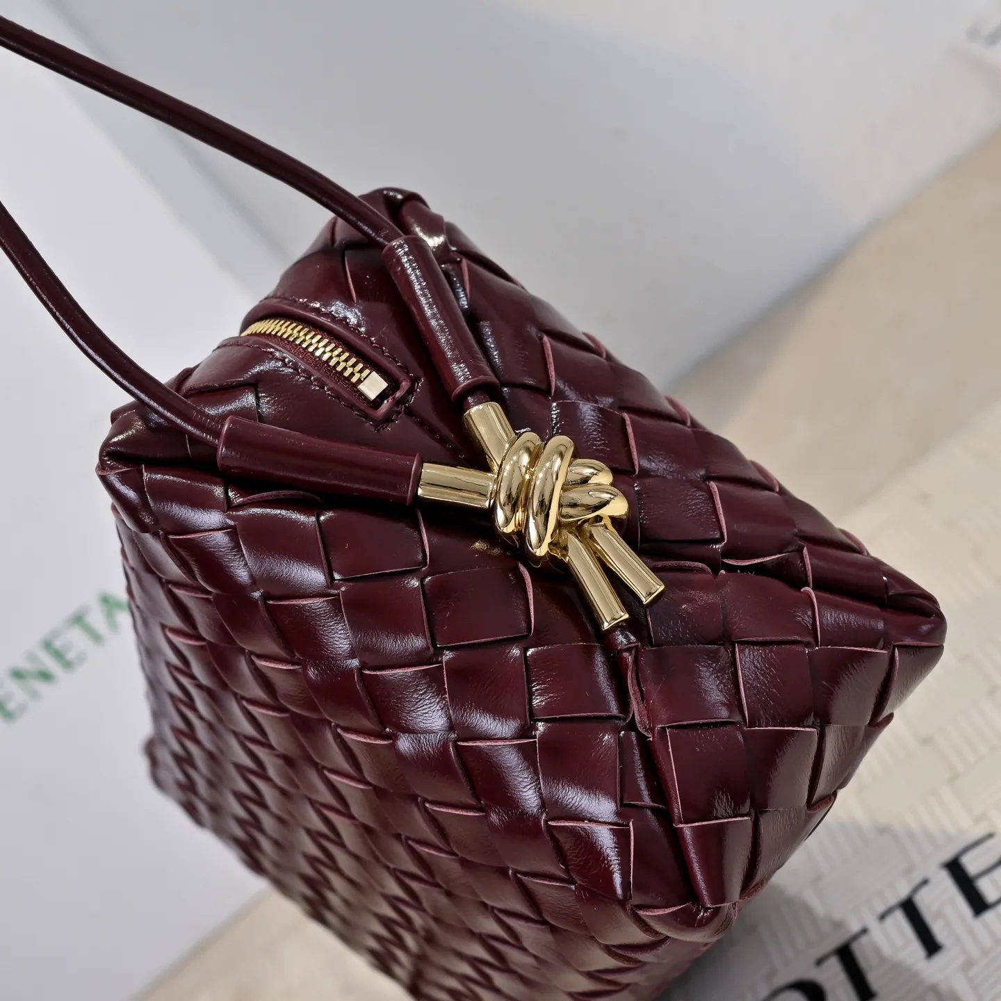 Batch 1660 𝗕𝗼𝘁𝘁𝗲𝗴𝗮 𝗩𝗲𝗻𝗲𝘁𝗮———— The latest version of the loop camera bag💥 from BV’s King of Cost-Effectiveness counter, large woven texture➕Ultra-high quality wax leather as always, with zippers, hardware decoration on both sides, adjustable drawstrings, it is especially suitable for the tummy💫It can hold anything, it is also very light, suitable🈴️for girls of all ages, size: 22*15*8cm, style number: 6126